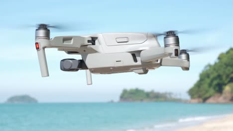 Drohne-Schwebt-An-Einem-Strand-Mit-Meer-Und-Inseln-Im-Hintergrund