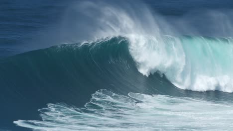 Beautiful-wave-in-nazaré-Praia-do-norte