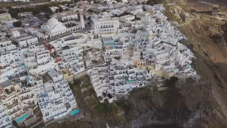 4K-Drohneaufnahmen-Aus-Der-Nähe-Der-Stadt-Santorini-Fira-über-Der-Dramatischen-Landschaft-Der-Caldera-Klippen