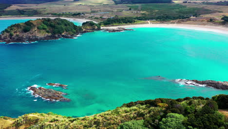 Luftaufnahme-Von-Maitai-Bay-Beach,-Karikari-Halbinsel,-Waikato-Bay-Und-Blauem-Meer-In-Neuseeland