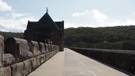 Historisches-Gebäude-Auf-Der-Staumauer.-Katarakt-Staudamm-Sydney-Australien