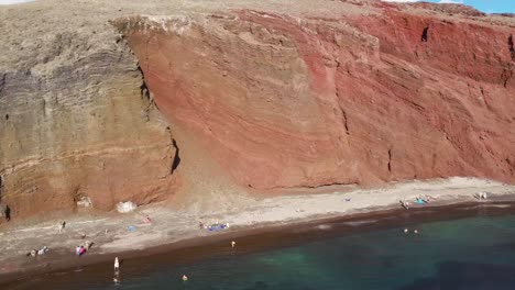 4K-Drohne-Luftaufnahme-Eines-Wunderschönen-Roten-Strandes