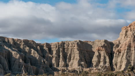 Fließende-Wolkenlandschaft-über-Der-Einzigartigen-Topographie-Der-Klippen-Im-Red-Rock-Canyon-State-Park---Zeitraffer