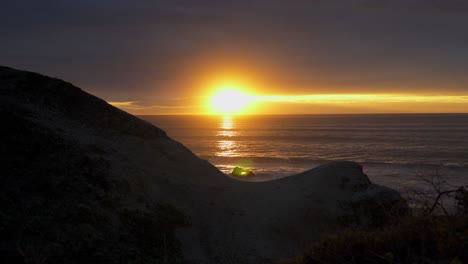 Wunderschöner-Sonnenuntergang-An-Den-Klippen-In-Half-Moon-Bay,-Kalifornien,-In-Der-Nähe-Des-Ritz-Carlton-Hotels