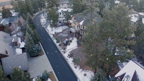 Early-winter-snowfall-on-big-bear-leak-luxurious-mansions-in-calm-neighborhood,-CA