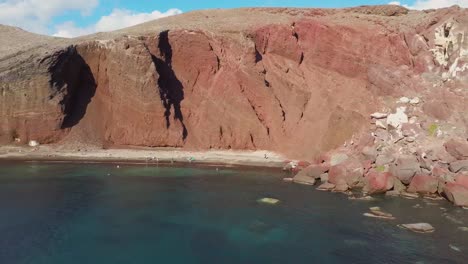 Vista-Aérea-De-Drones-De-4k-De-La-Playa-Roja-De-Santorini