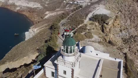 4k-Luftdrohne,-Die-über-Den-Schönen-Leuchtturm-Santorini-Griechenland-Fliegt