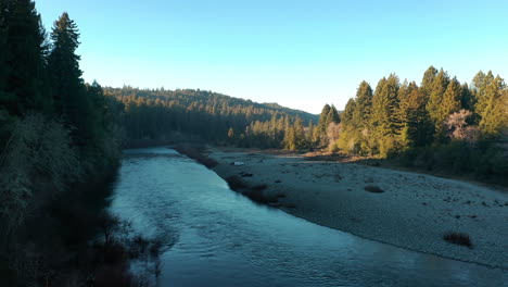 Wasser-Fließt-Im-Smith-River-Mit-Nadelwald-Im-Sommer-In-Humboldt-County,-Kalifornien,-USA