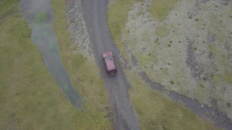 Aerial-video-of-4x4-car-driving-on-dirt-roads-in-Iceland