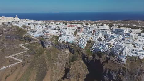 4K-Drohne-Videomaterial-Aus-Der-Nähe-Der-Stadt-Santorini-Fira-über-Caldera-Klippen