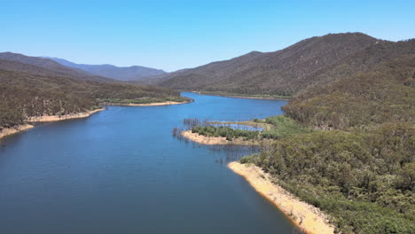 Slow-Moving-drone-shot-of-Bluewater,-Green-Bushland,-and-mountains-near-Lake-Eildon,-Victoria-Australia