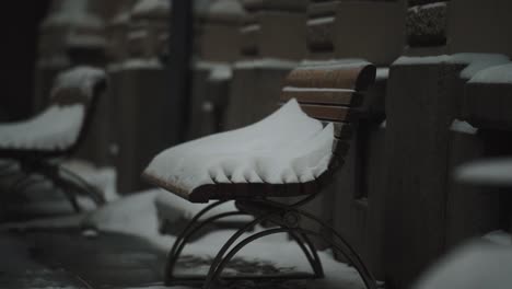 Snowy-bench-in-Helsinki-city