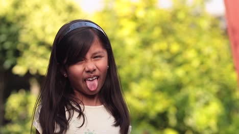 Chica-Latina-De-8-Años-Haciendo-Cara-Graciosa