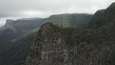 4K-drone-shot-slowly-orbiting-a-big-mountain-cliff-at-Border-Ranges-National-Park,-New-South-Wales-Australia