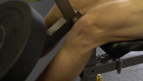 Muskulöser-Mann-Im-Fitnessstudio-Zu-Hause,-Der-Quad-Erweiterungen-Aus-Nächster-Nähe-Trainiert