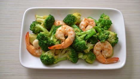 Stir-fried-broccoli-with-shrimps---homemade-food-style