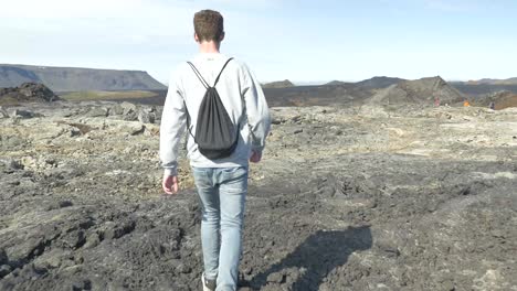 Persona-Caminando-En-Un-Paisaje-Volcánico-En-Islandia-1