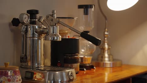 Kaffeemaschine-Espressomaschine-Auf-Einem-Regal