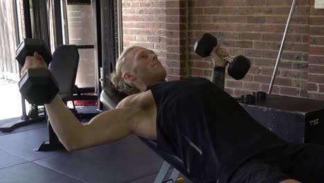 Muskulöser-Mann-Im-Fitnessstudio-Zu-Hause,-Der-Schräghantel-Brustfliege-Ausübt