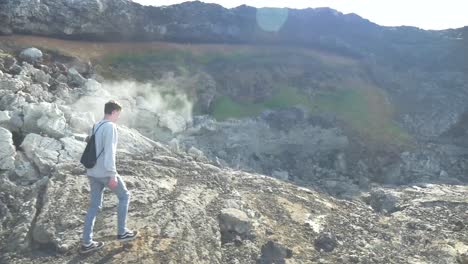 Persona-Caminando-En-Un-Paisaje-Volcánico-En-Islandia