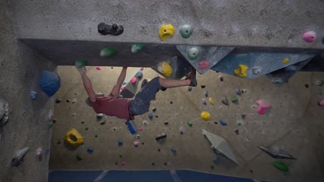 Kletterer,-Der-Eine-Indoor-Felswand-Mit-Athletischer-Kreide-Für-Den-Halt-Klettert-5