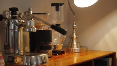 Kaffeemaschine-Espressomaschine-Auf-Einem-Regal-1