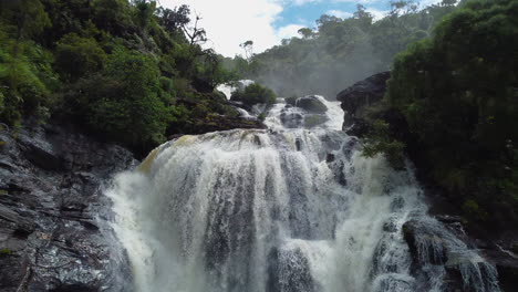 Niedrige-Überführung-Des-Spektakulären-Colnett-Wasserfalls-In-Der-Nähe-Von-Hienghene,-Neukaledonien