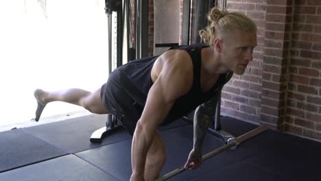 Muskulöser-Mann-Im-Fitnessstudio-Zu-Hause,-Der-Kreuzheben-Ausbalanciert-Und-Einbeiniges-Training-Ausübt