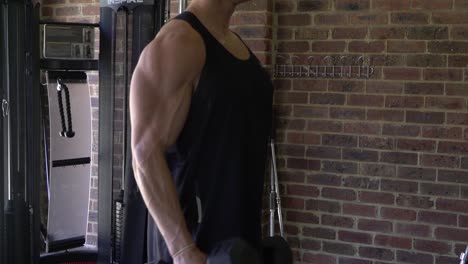 Muskulöser-Mann-Im-Fitnessstudio-Zu-Hause,-Der-Einzelne-Arm-Unterarm-Bizeps-Curls-Ausübt