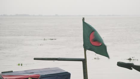 Eine-Bangladeschische-Flagge-Weht-In-Einem-Boot-In-Der-Nähe-Der-Flussküste