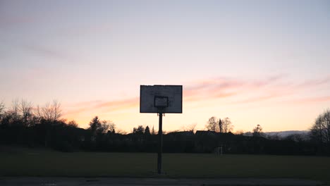 Urban-Street-Basketballplatz-Im-Sonnenuntergang
