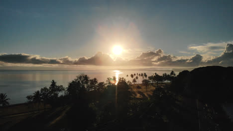 Sonnenuntergangsflug-über-Die-Stadt-In-Papua-Neuguinea