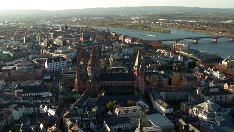 Perfecto-Círculo-De-Drones-Filmado-Alrededor-De-La-Catedral-Roja-De-Mainz-La-Ciudad-De-Biontech-Con-El-Río-Rin-En-La-Parte-De-Atrás