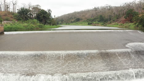 Front-über-Einen-Fluss-Fahren,-Damm-An-Einem-Fluss-In-Angola,-Afrika-7