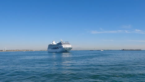 Cabalgando-Por-El-Puerto-En-Un-Barco-Y-Pasando-Un-Crucero-En-La-Bahía