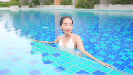 Sexy-Exotische-Frau-Im-Blauen-Swimmingpool