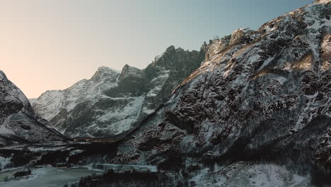 Majestuoso-Paisaje-De-Las-Montañas-Rocosas-En-Trollveggen-Noruega-En-Invierno---Toma-Panorámica-Panorámica