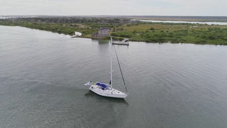 Still-shot-of-sailboat-with-one-big-mast-Florida,-United-States