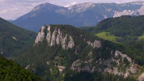 Schöner-Panoramablick-Auf-Die-Semmeringbahn-Mit-Berg-Und-Felsen