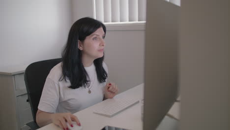 Woman-working-from-home-getting-frustrated-and-rubbing-neck