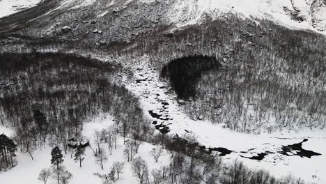 Bereiftes-Flusstal-Auf-Dem-Land-Von-Norwegen-Im-Winter