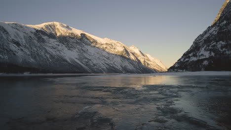 Ruhige-Landschaft-Mit-Schneebedeckten-Bergen-Und-Zugefrorenem-Fluss-In-Eresfjord,-Norwegen---Statischer-Schuss