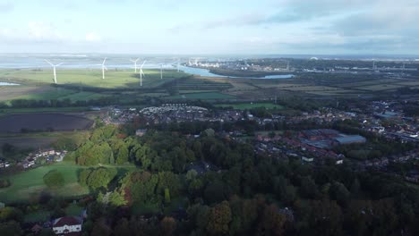 Cheshire-Ackerland-Landschaft-Windpark-Turbinen-Zur-Erzeugung-Erneuerbarer-Grüner-Energie-Luftbild-Bewegt-Sich-Langsam-Vorwärts