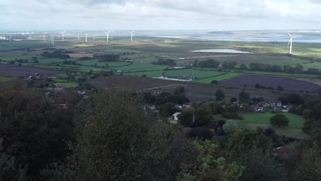 Windkraftanlagen-Auf-Dem-Ackerland-In-Cheshire,-Die-Erneuerbare-Grüne-Energie-Erzeugen,-Luftbild,-Das-Langsam-Nach-Rechts-Schwenkt