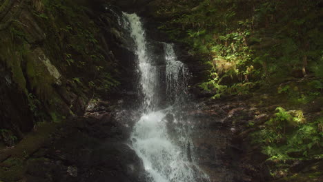 Cascada-De-Agua-Sobre-Las-Rocas-En-La-Cascada-En-Escocia