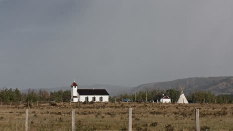 Iglesia-Y-Un-Tee-Pee-Rural