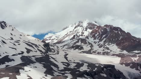 Vista-Panorámica-Aérea-De-La-Impresionante-Cordillera-Parcialmente-Cubierta-De-Nieve