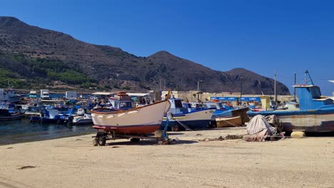 Local-harbor-of-Favignana-of-Egadi-islands-in-Sicily,-Italy