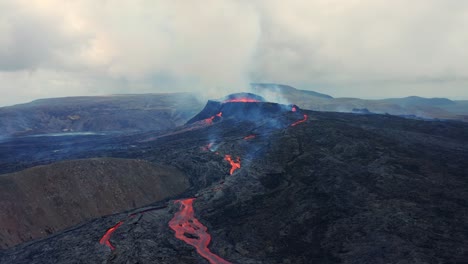 Erupción-Geldingadalsgos---Volcán-Fagradalsfjall-Arrojando-Lava-Durante-La-Erupción-En-Reykjanes,-Islandia