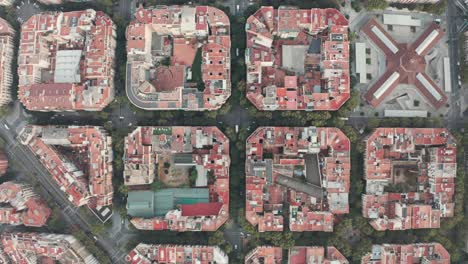 Top-Down-Drohne-über-Barcelona-Parallel-Geschossen